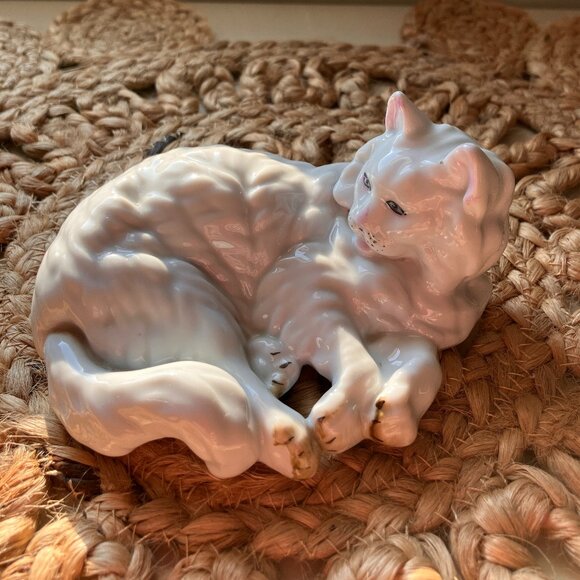 White Porcelain Cat Figurine - Vintage - #7899 Andrea by Sadek Figurine - Picture 1 of 7